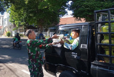 Jumat Berkah Koramil 0821-01 Lumajang Sasar Pengguna Jalan
