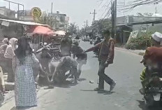 Viral, Pria Diduga Penagih Hutang Dikeroyok Nasabah di Manyar Gresik