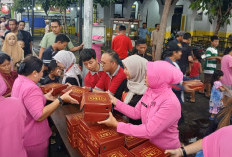 Polsek Gedangan Bersama Bhayangkari Bagikan Ratusan Takjil ke Warga