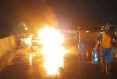 Pulang Kampung, Sedan Corolla Milik Warga Tuban Hangus Terbakar di Tol Surabaya-Gresik