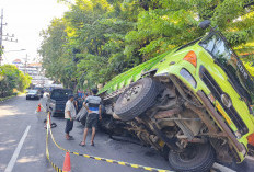 Lewati Retakan Jalan, Dump Truck Muat Pasir Terperosok di Selokan Depan SDN Kalirungkut 1