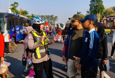 Pastikan Kondusif, Polwan Polresta Sidoarjo Laksanakan Pengamanan dan Pelayanan Humanis di Kawasan Alun-alun