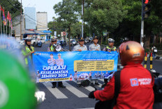 Satlantas Polres Gresik Gencarkan Edukasi Keselamatan, Pengguna Jalan Tertib Dapat Cokelat