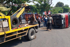 Truk Boks Muat Sembako Terguling di Bundaran Dolog, Sopir Terluka