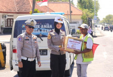 Polres Gresik Peduli Sesama, Polantas Menyapa Salurkan Bansos Bersama Taruna Akpol ke Warga dan Panti Asuhan