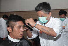 Bekal Hidup Setelah Bebas, Puluhan Warga Binaan Lapas Kediri Ikuti Uji Kompetensi Barbershop