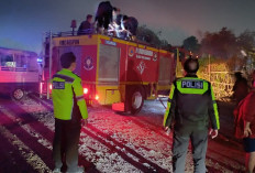 Respons Laporan Warga, Polsek Krian Bersama PMK Padamkan Kebakaran Rumput Liar di Watugolong Sidoarjo