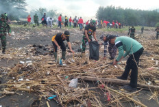 Jaga Ekosistem Pesisir, Sinergi TNI-Polri Bersihkan Sampah di Pantai Selatan Jember