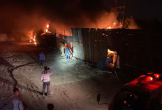 Amukan si Jago Merah Hanguskan Gudang Biji Plastik di Kedamean, 24 Personel Damkar Berjibaku 6 Jam