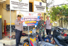 Cegah Curanmor, Polsek Simokerto Bagikan dan Pasang Alarm Motor Gratis untuk Warga