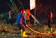 Padamkan Kebakaran Lahan Bambu di Kedunggalar, Polres Ngawi Imbau Warga Tak Bakar Sampah Sembarangan