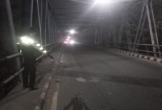 Nyalip Sembarangan, Truk Hantam Pemotor hingga Picu Kecelakaan Beruntun di Ngujang 2