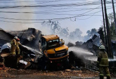 Gudang Kayu Sambikerep Surabaya Terbakar, 1 Mobil 2 Motor Ludes