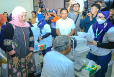 Kemeriahan HUT ke-81 Jatim, Khofifah Bagikan 1.000 Kacamata Gratis untuk Guru PAUD hingga TPQ
