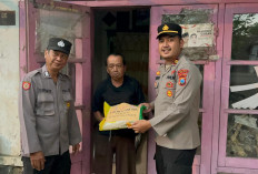 Disambut Haru Warga, Polsek Wringinanom Bagikan Bantuan Beras di Dusun Wadung