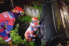 Jalan Minim Penerangan, Mobil Peugeot Terperosok ke Sungai