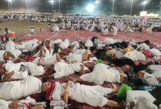 Tidur Beralaskan Bumi, Jemaah Haji Khusyuk Jalani Mabit di Muzdalifah