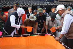 Blitar Selatan Krisis Air Bersih, Gubernur Khofifah dan Bupati Rijanto Salurkan Belasan Ribu Liter