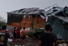 Diterjang Puting Beliung, Rumah Warga Duduksampean Gresik Roboh, Penghuni Terluka