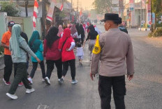 Warga Balas Klumprik Semarakkan HUT Ke-81 RI dengan Jalan Sehat, Polsek Wiyung Lakukan Pengawalan