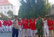 Bhabinkamtibmas Polsek Bubutan Kawal Jalan Sehat HUT Ke-81 RI SMPN 2 Surabaya
