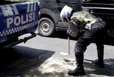 Satlantas Polres Gresik Tambal Jalan Berlubang di Jalan Wahidin Jelang Nataru