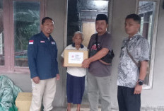 Rumah dan Tabungan Ludes Terbakar, Senyum Mbah Sahri Kembali saat Disambangi PMI Jember