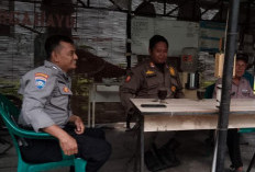 Perkuat Keamanan Lingkungan, Bhabinkamtibmas Lidah Wetan Sambangi Pos Kamling