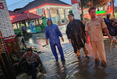 Jalur Jember-Banyuwangi Tergenang Luapan Drainase, Kapolsek Glenmore Turun Langsung Urai Kemacetan