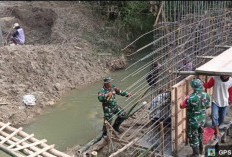 Garap 10 Jembatan Perintis Garuda, Babinsa Kodim Bojonegoro dan Masyarakat Gotong Royong Permudah Konektivitas