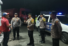 Pastikan Stok BBM Aman, Polsek Sukomanunggal Gelar Patroli di SPBU Kupang Jaya