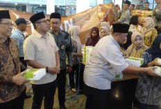 Sekretariat DPRD Jatim Bagikan 1.500 Paket Takjil di Surabaya