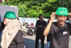 Gelak Tawa Warnai Lomba Nyantol Topi Baskom HUT Ke-81 Kemerdekaan RI di SKH Memorandum