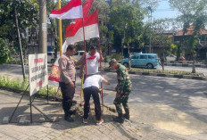 Semarakkan Kemerdekaan, Bhabinkamtibmas Gundih Bantu Warga Pasang Bendera dan Serap Aspirasi Kamtibmas
