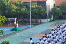Pimpin Upacara di SMPN 26 Surabaya, Bhabinkamtibmas Banjarsugihan Sampaikan Pesan Karakter dan Prestasi
