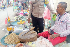 Bhabinkamtibmas Polsek Bubutan Pantau Harga Bahan Pokok di Pasar PPI Pasca Lebaran
