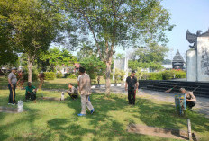 Jelang Hari Bhayangkara ke-80, Polres Lumajang Bersihkan Taman Makam Pahlawan Kusuma Bangsa