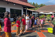 Peringati HUT Ke-81 RI, Grand Whiz Hotel Trawas Gelar Penghormatan Bendera Bersama Tamu dan Karyawan
