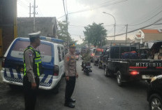 Respons Laporan 110, Polsek Lakarsantri Evakuasi Truk Mogok di Jalan Raya Menganti
