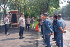 Kawal Aksi Unjuk Rasa Famkri dan Mapik, Kapolsek Gayungan Pimpin Pengamanan di Depan Mapolda Jatim