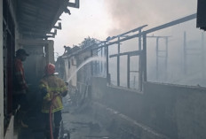 Kebakaran di Manyar Gresik: Amukan Si Jago Merah Hanguskan 3 Rumah, Toko, dan Musala