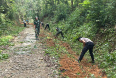 Satgas TMMD ke-127 Kodim 0827/Sumenep Bersama Warga Kerja Bakti Bersihkan Jalan Desa