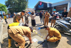DLHKP Kota Pasuruan Segel Saluran Limbah Mie Gacoan, Dinilai Cemari Lingkungan