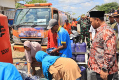 Pemkab Gresik Distribusikan Air Bersih di Balongpanggang, 450 Tangki Disiapkan untuk Seluruh Wilayah