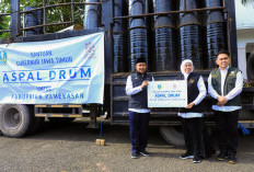 Pemprov Jatim Salurkan Ribuan Drum Aspal untuk Perbaikan Jalan Daerah