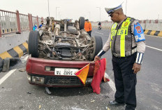 Pecah Ban, Isuzu Panther Angkut 9 Penumpang Terbalik di Suramadu