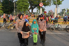 Aksi Humanis.Polwan Polresta Sidoarjo Amankan Car Free Day