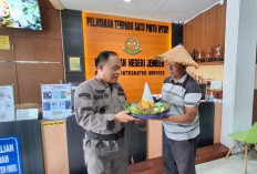 Bawa Tumpeng ke Kejari, Petani Jember Suport Penanganan Korupsi Jangan Cuma Tajam ke Bawah