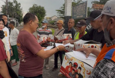 PDIP Surabaya Bagikan 'MBG' untuk Relawan Penjaga Perlintasan Kereta Api