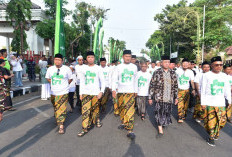 Ribuan Warga Padati Alun-Alun Lamongan, Jalan Sehat Sarungan HSN 2026 Berhadiah Umrah